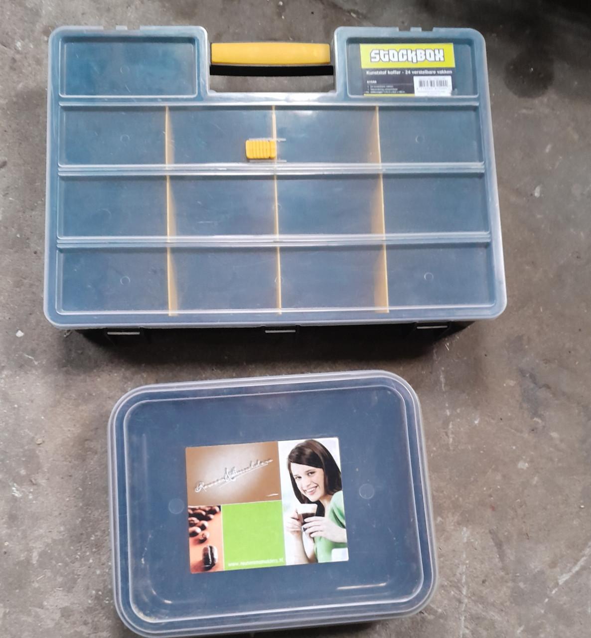 Partij div kunststof hobby koffers en opberg dozen met vakverdeling