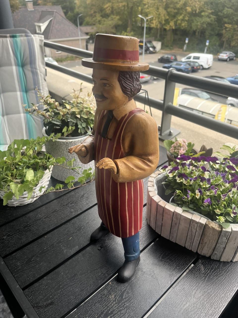 Miniatuur bloemkarretje met pop