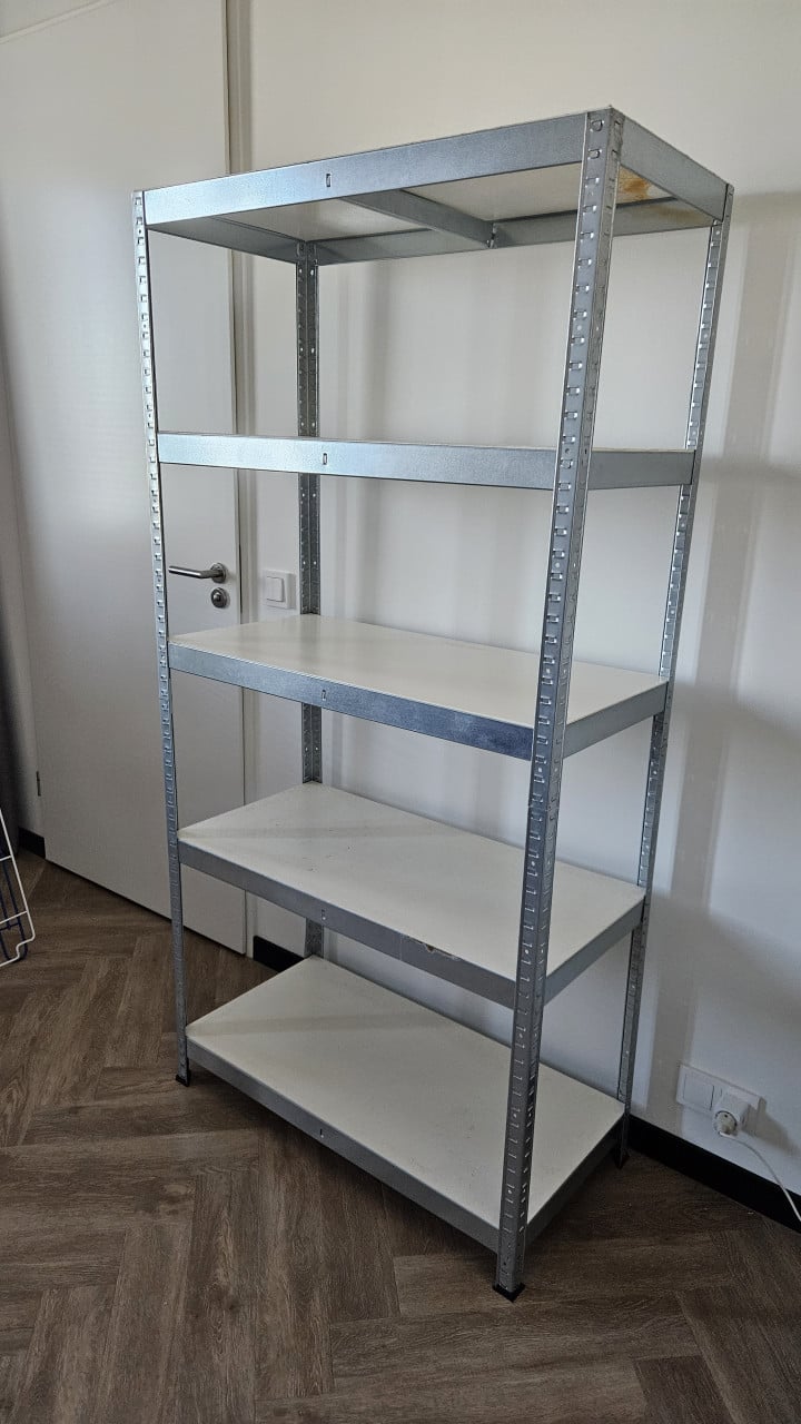 Metalen opbergrek met houten legplanken ( 2x )