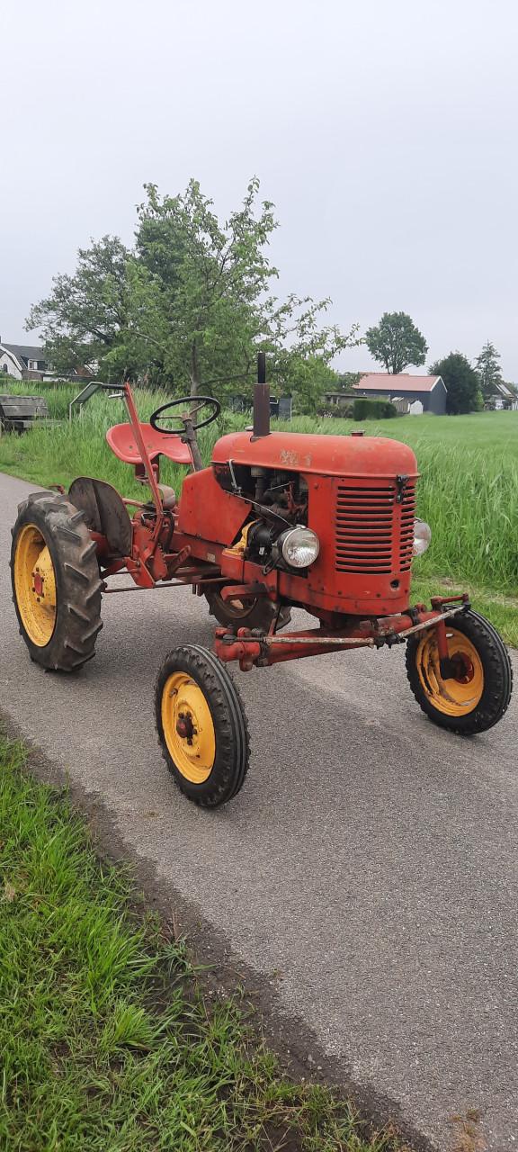 Diverse oude tractoren