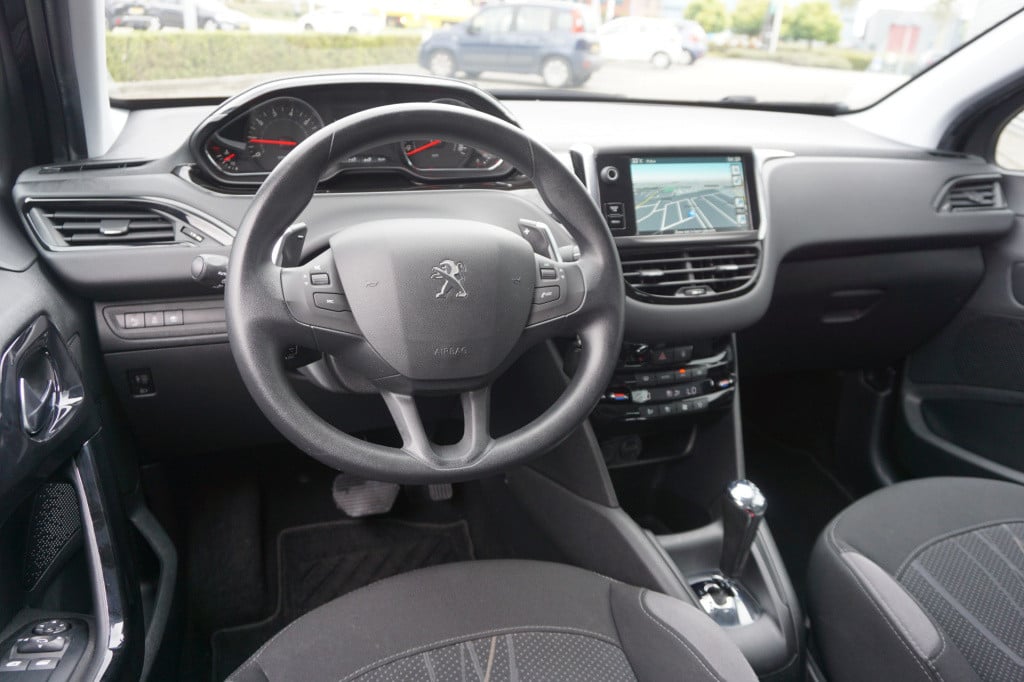 Peugeot 208 1.2 e-vti envy automaat - airco / cruise / navi / parkeers. / n