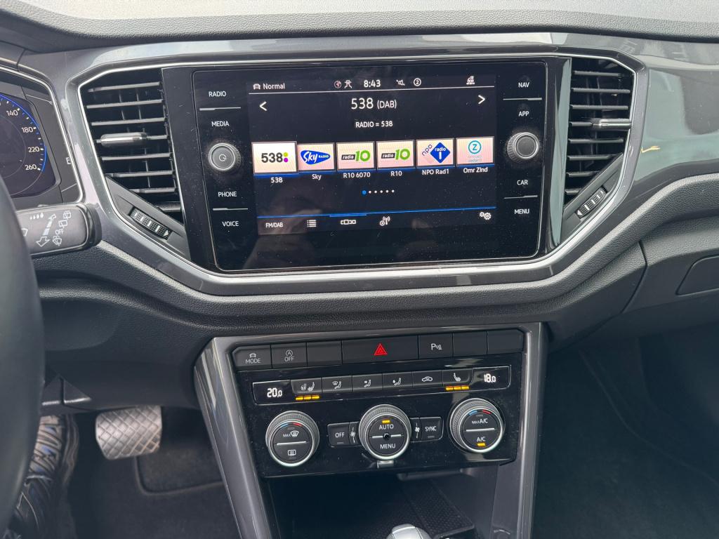 Volkswagen T-roc 1.5 tsi sport automaat ,trekhaak , apple-carplay ,