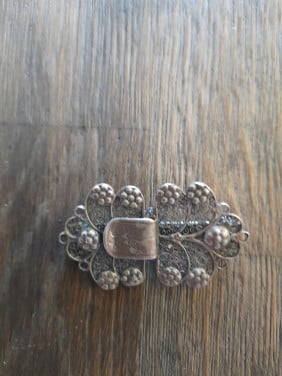 Broches