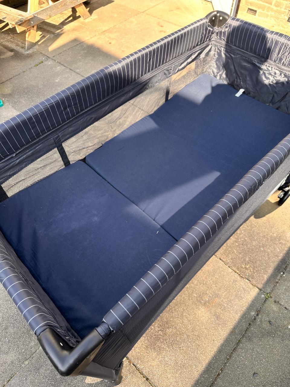 Te koop: camping/logeer bed/box