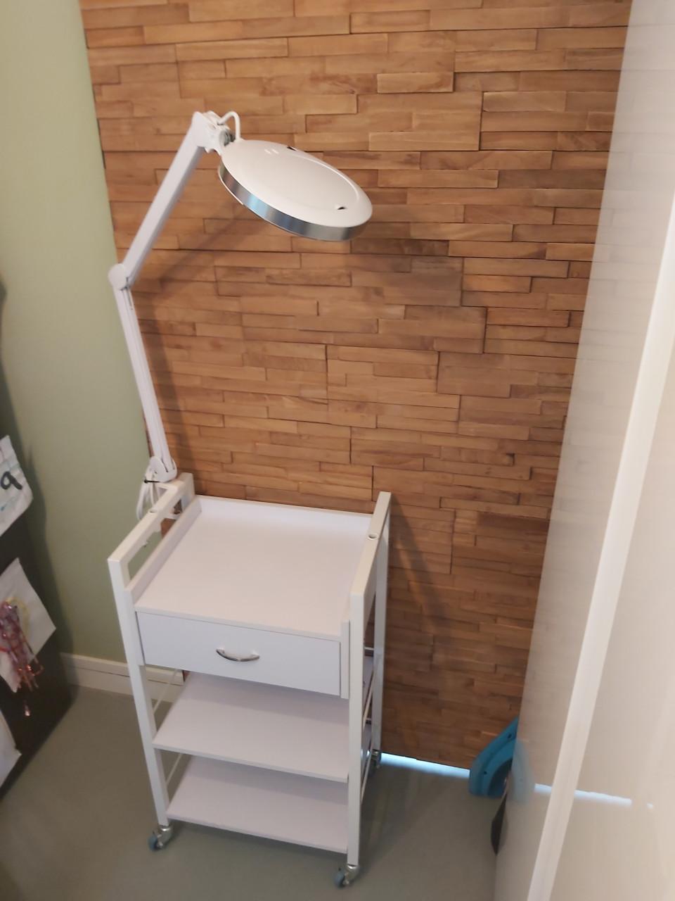 Schoonheidsalon stafeltje met looplamp