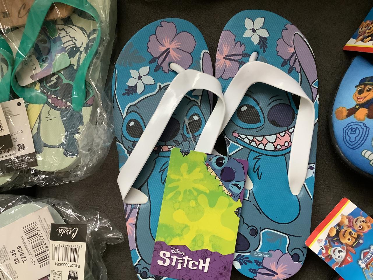 Partij Disney Stitch slippers, en Paw Patrol slofjes.  ( partij 44)