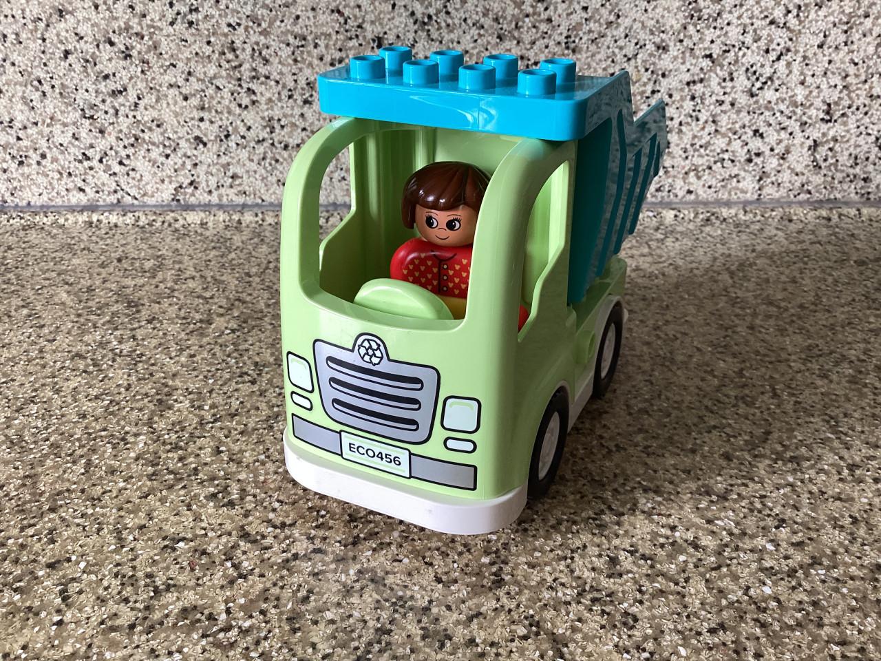 Heel veel Lego Duplo in vele kleuren en maten van blokjes. Poppetjes. Auto