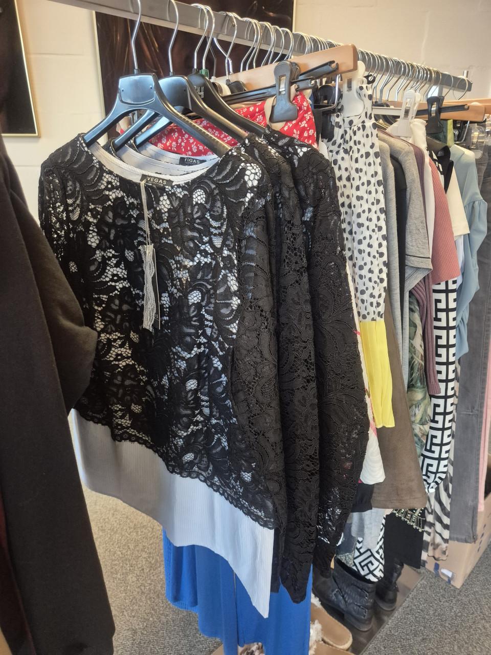 Partij nieuwe dameskleding