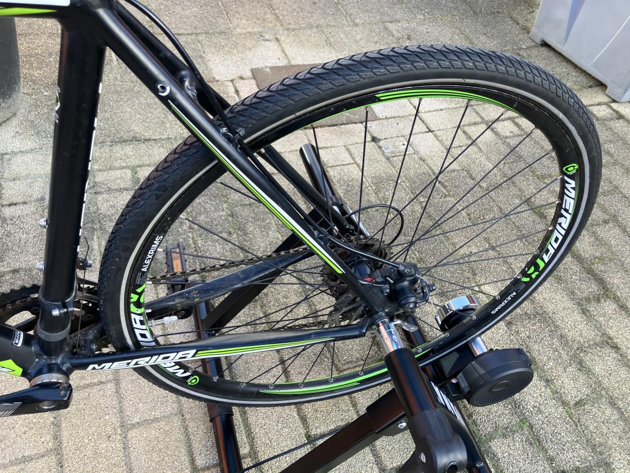 Merida reisfiets / gravelbike met BOB yak en home trainer