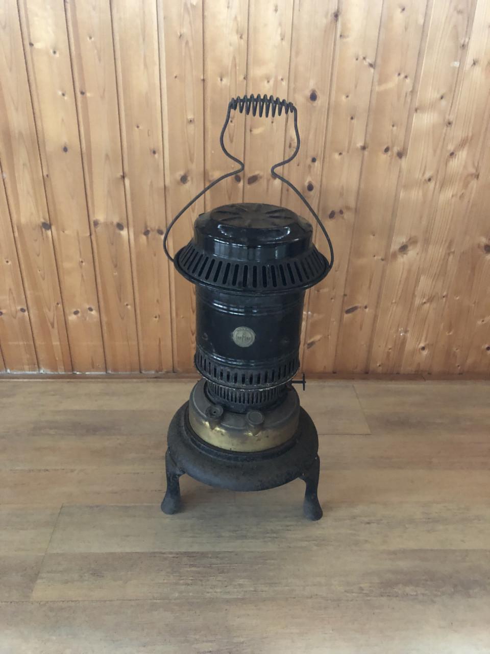 Oud klein petroleumkacheltje