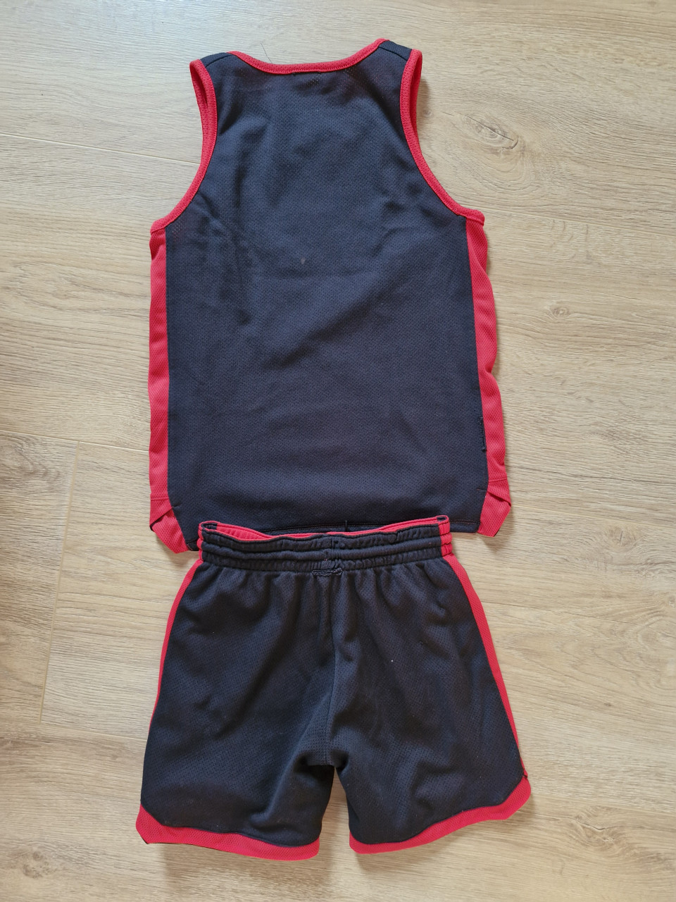 Mooi zwart / rood basketbal tenue