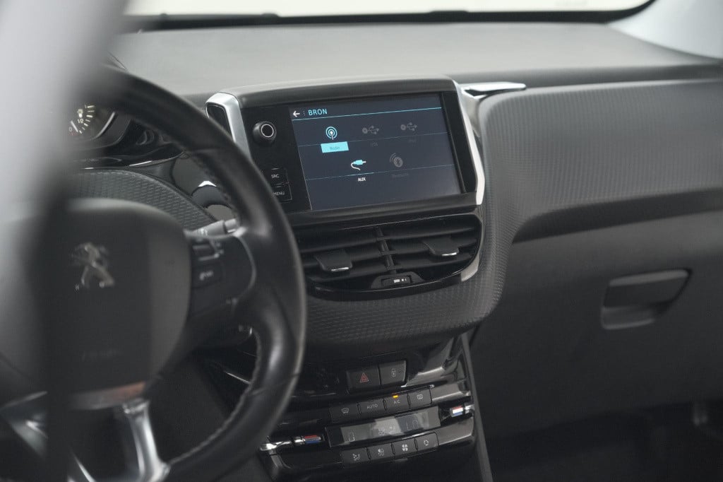 Peugeot 208 puretech 82 blue lease executive | parkeersensoren | navigatie 