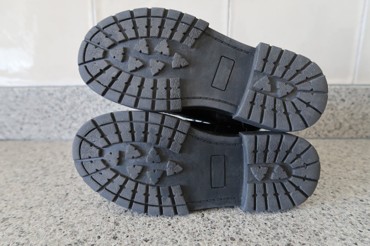 Kinder enkellaarsjes/veterboot, zwart, met ritsje in maat 30.