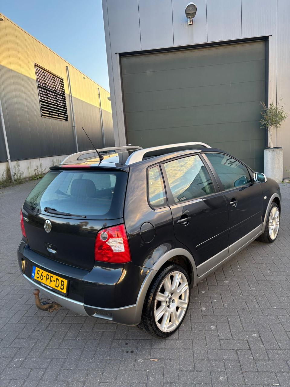 Volkswagen Polo 1.4 FUN 55KW 2004 Zwart | CROSS-UITVOERING | NIEUWE APK!