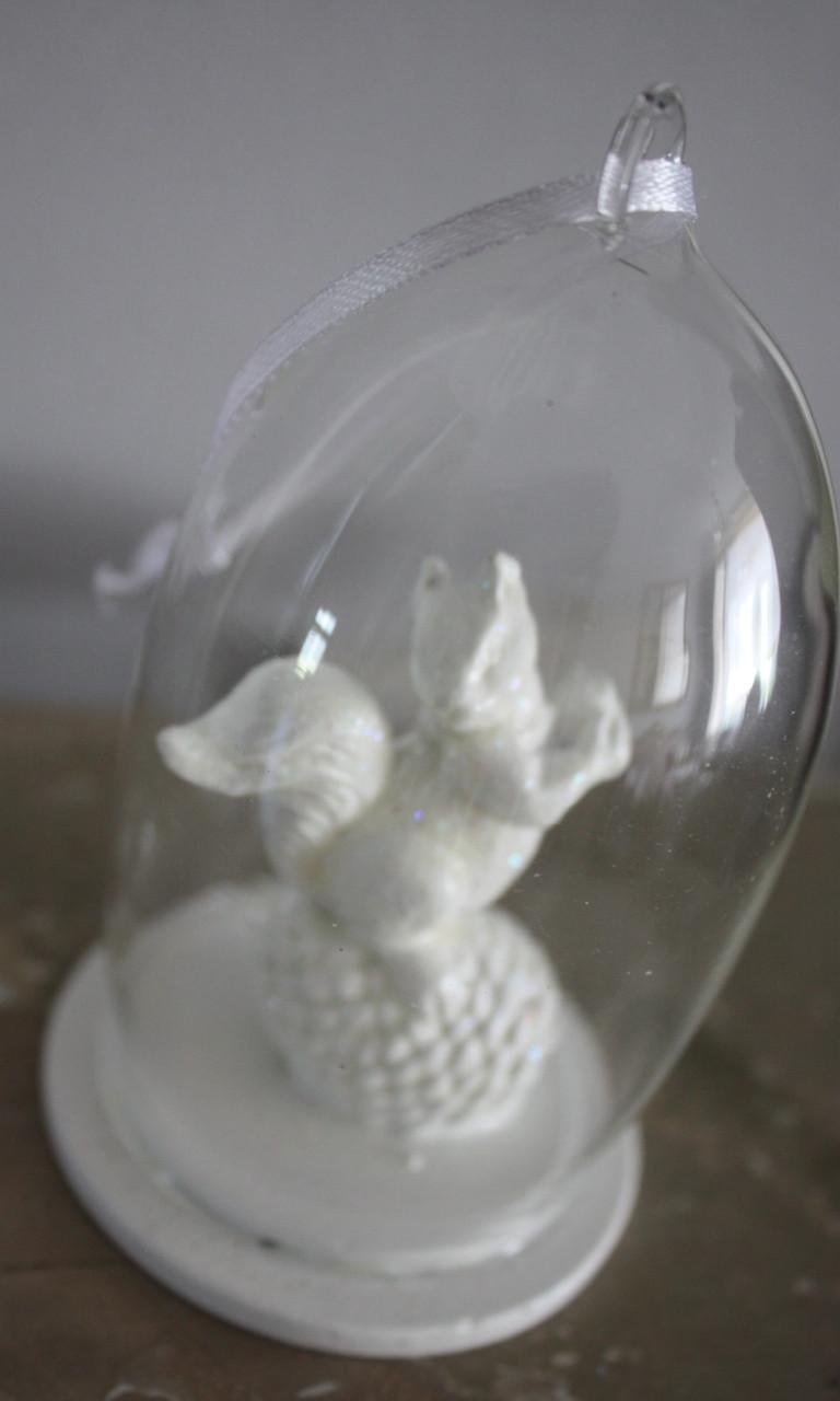 Witte glazen kerstbal beeldje met eekhoorn