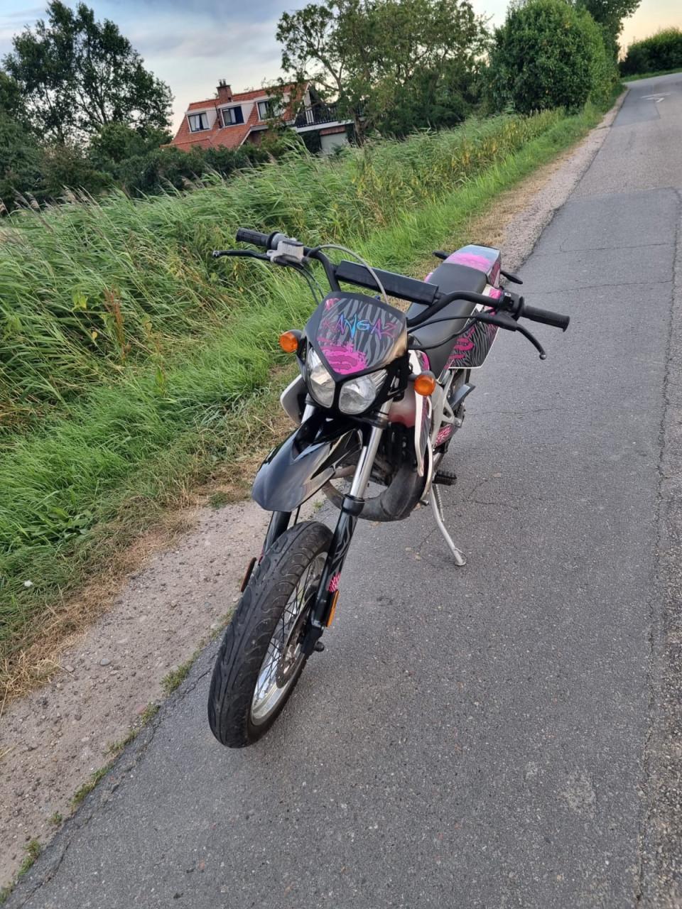 Derbi Senda SM 50 cc Roze/zwart
