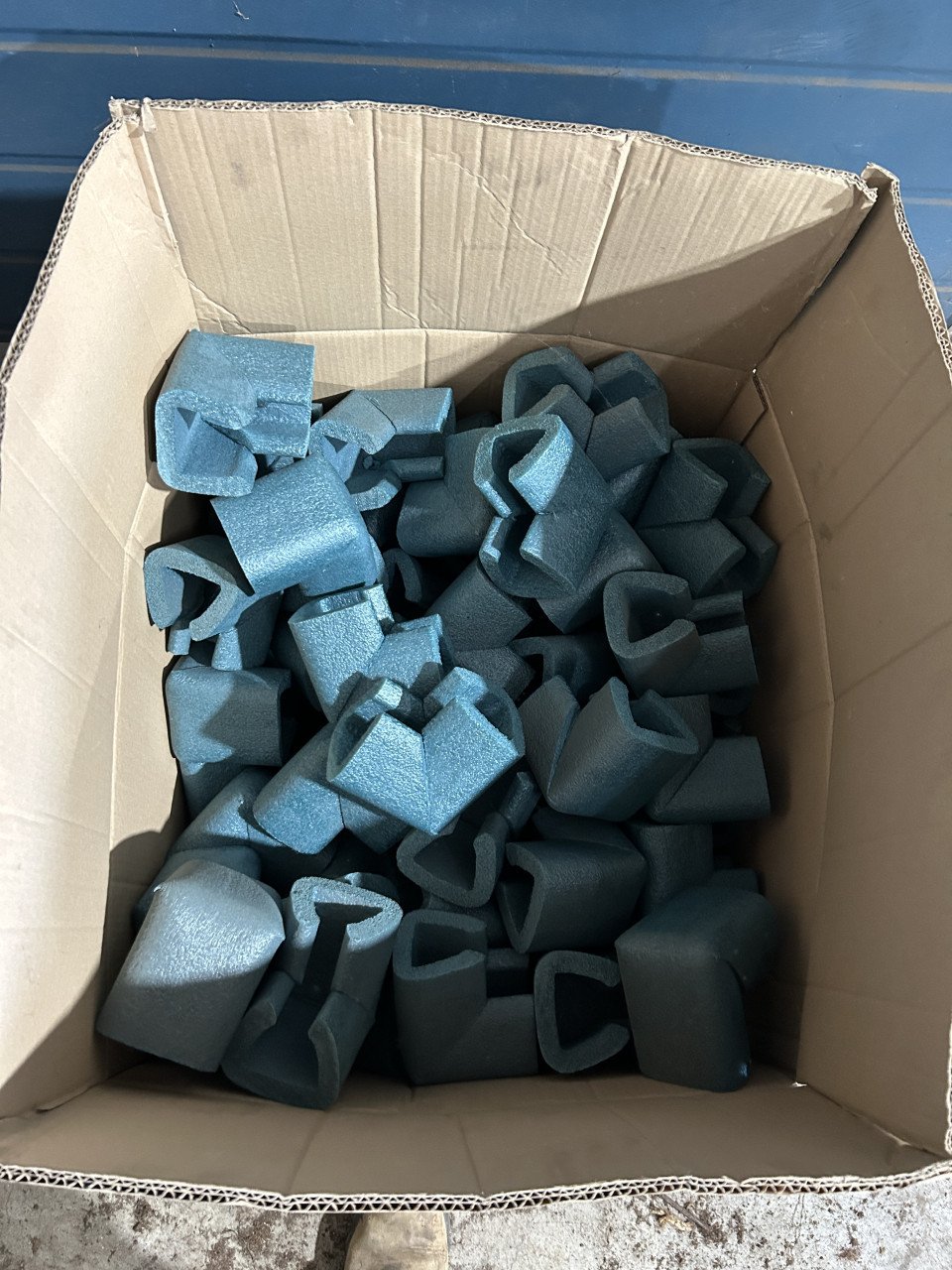 Partij dozen en inpakmateriaal