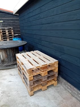 Europallets voor pallettuinmeubelen