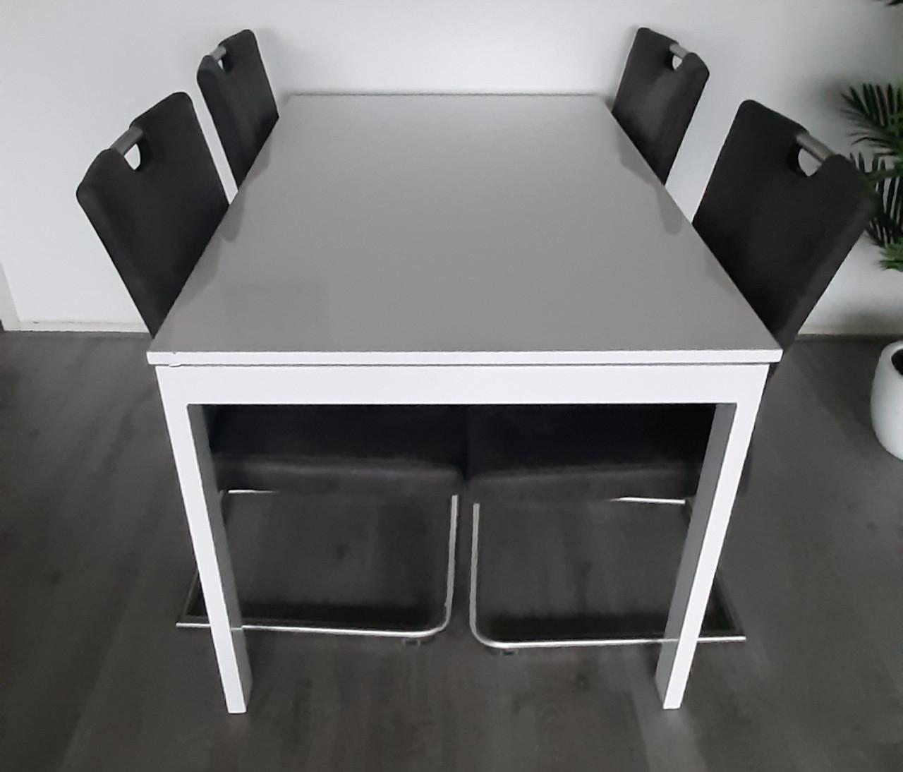 Eettafel en 4 stoelen
