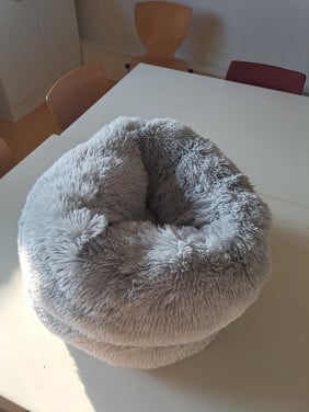 Grijze fluffy mand voor hond of kat