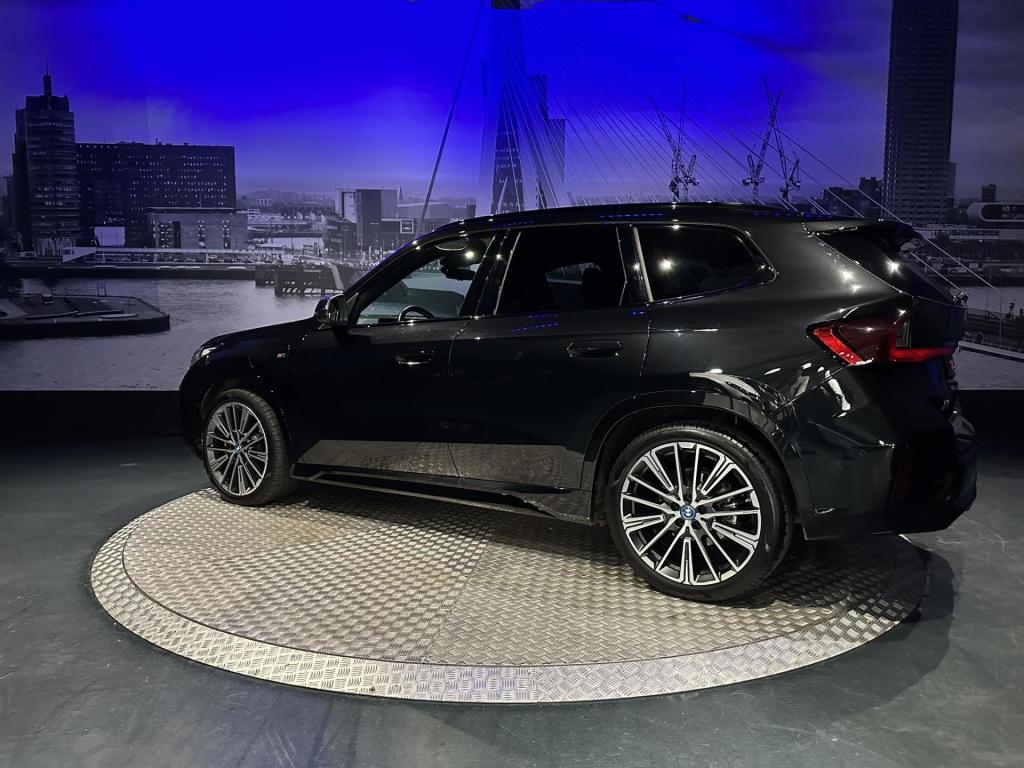 BMW X1 xdrive25e m-pakket *pano*hud*360camera*driveass*20 inch*