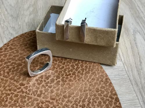 Zilveren ring met oorbellen van goudsmid Renate ritskes