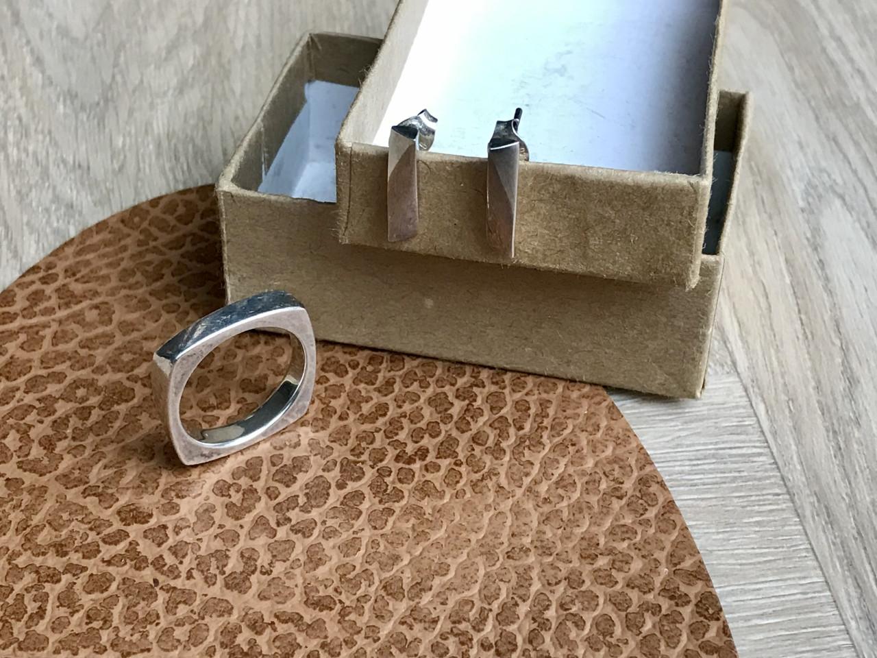 Zilveren ring met oorbellen van goudsmid Renate ritskes