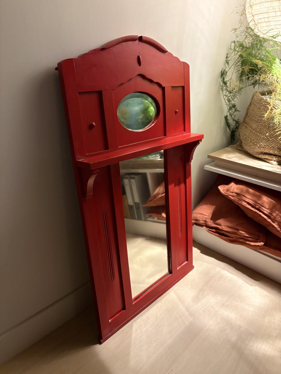 Ladekasten, spiegels, plantentafel, trapje