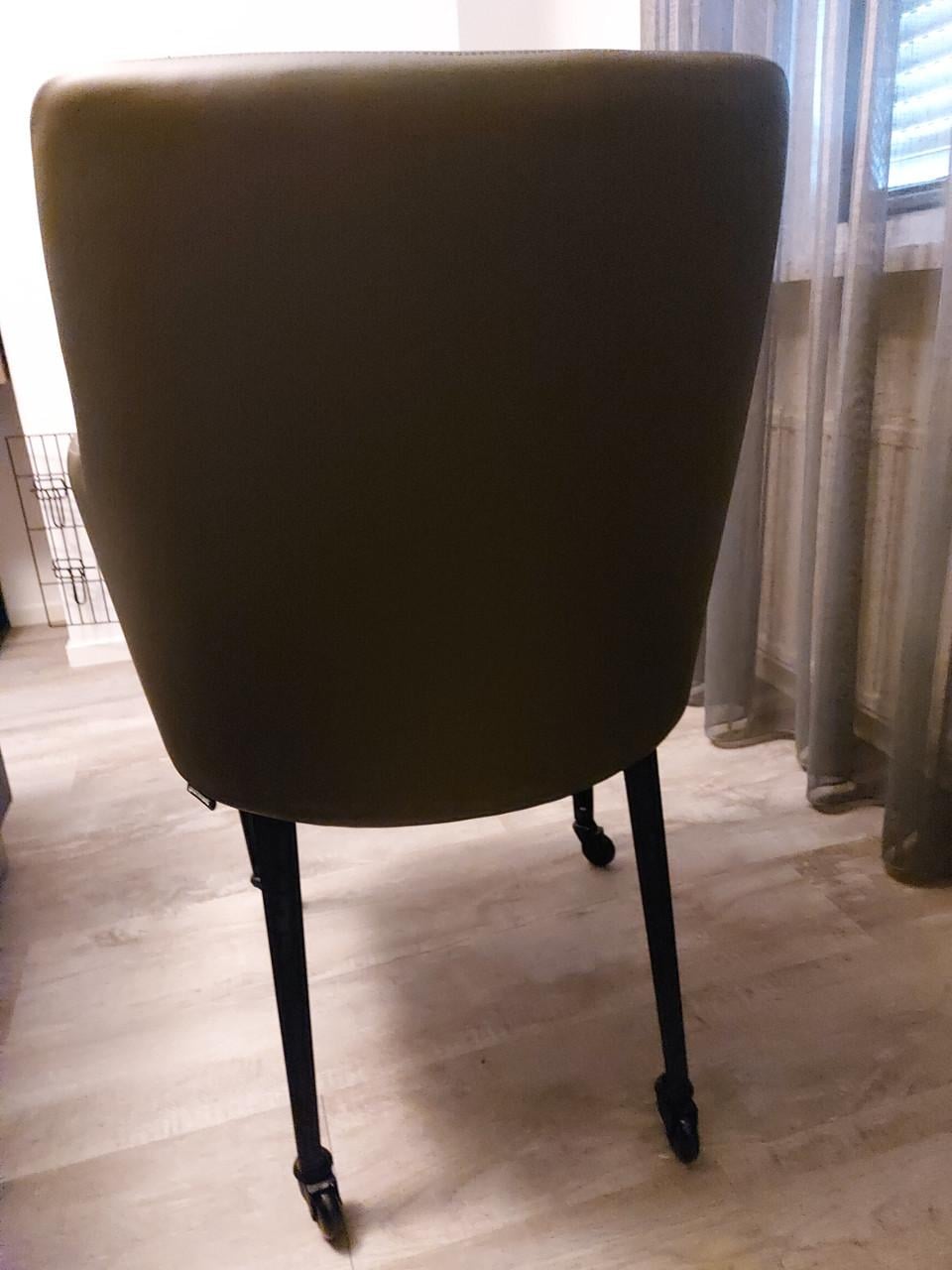 Nieuwe groene kamerstoelen