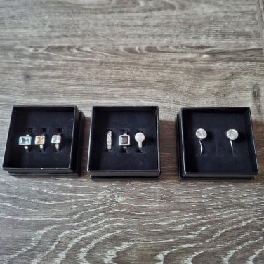 Zilveren ringen en oorbellen