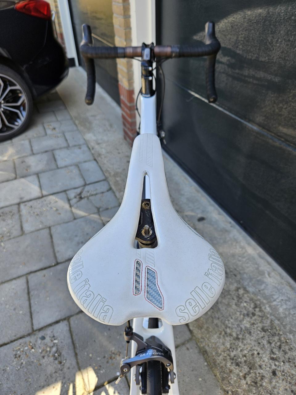 Huissoon carbon racefiets met Ultegra 11-speed.