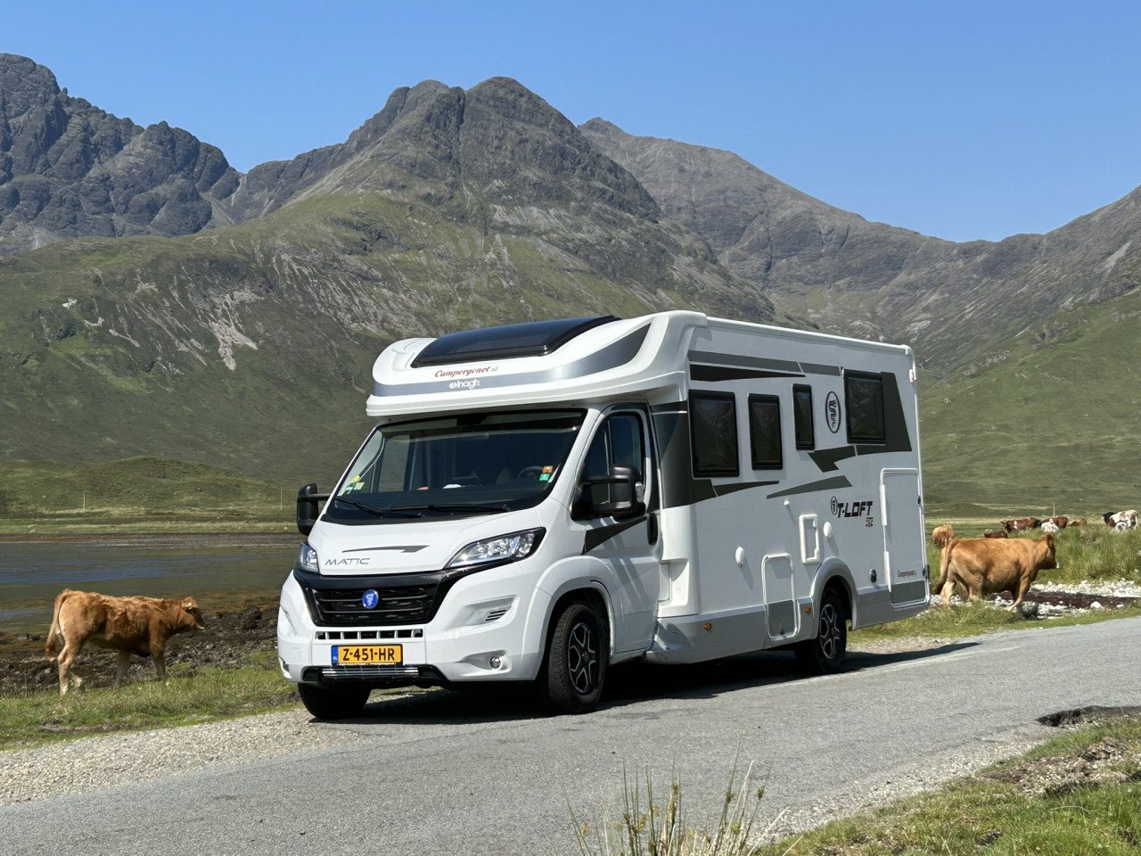 Te Koop: jonge half-integraal camper!