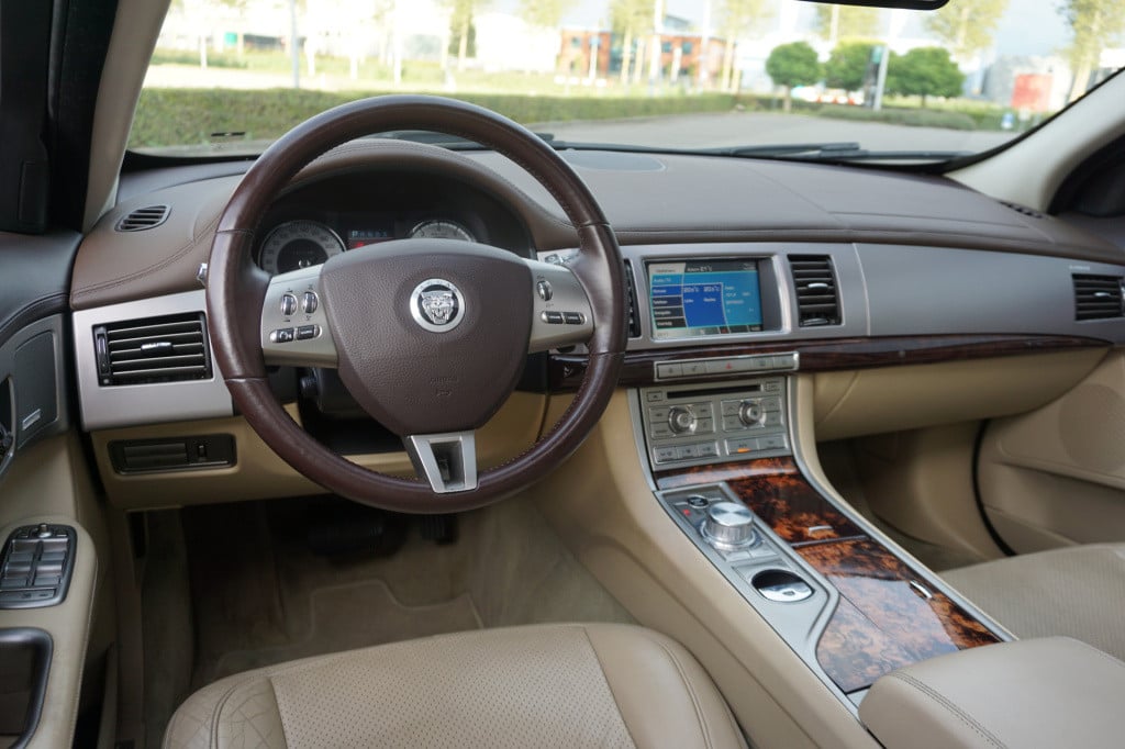 Jaguar XF 4.2 v8 premium luxury automaat - climate / navi / leder / pano / 