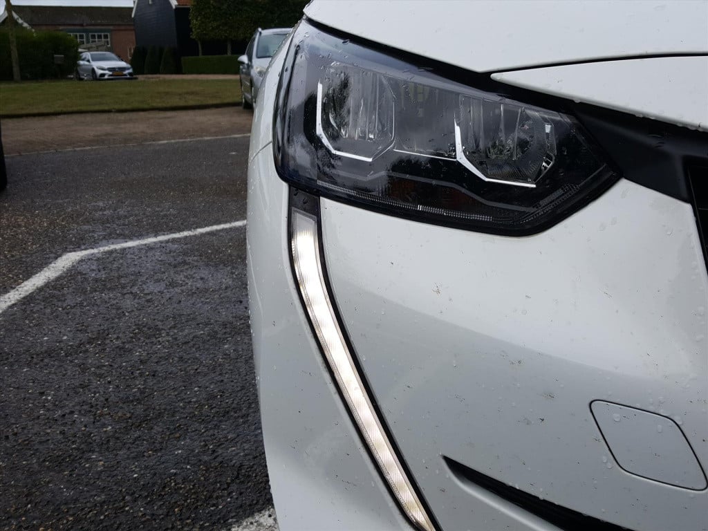 Peugeot 208 1.2 puretech 100pk allure navigatie | apple carplay & android a