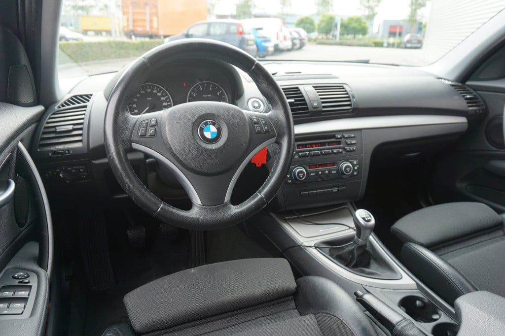 BMW 1 Serie 116i business line airco / elektr. ramen / lm velgen / trekhaak