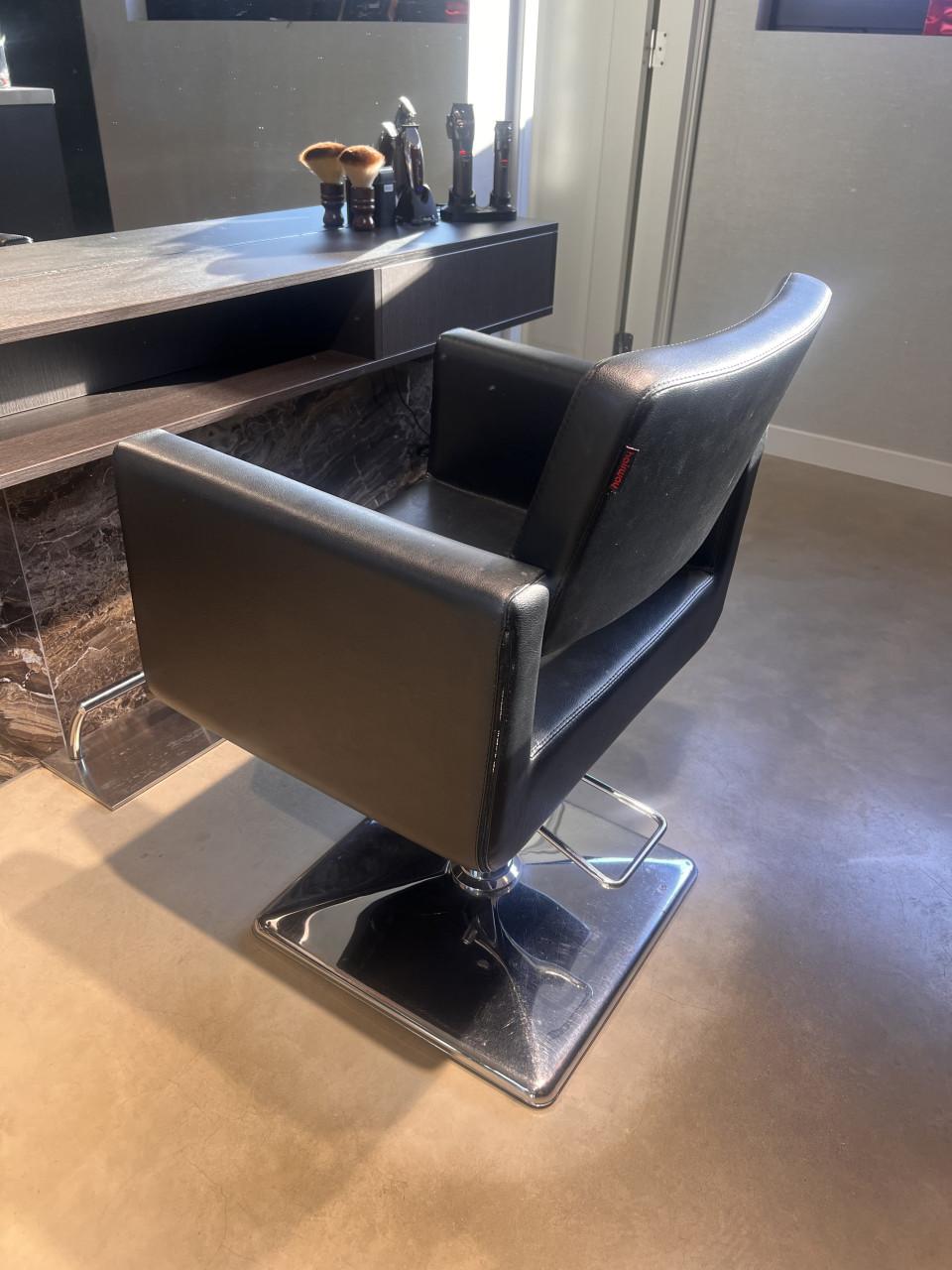 2 kapperstoelen incl. Voetsteunen