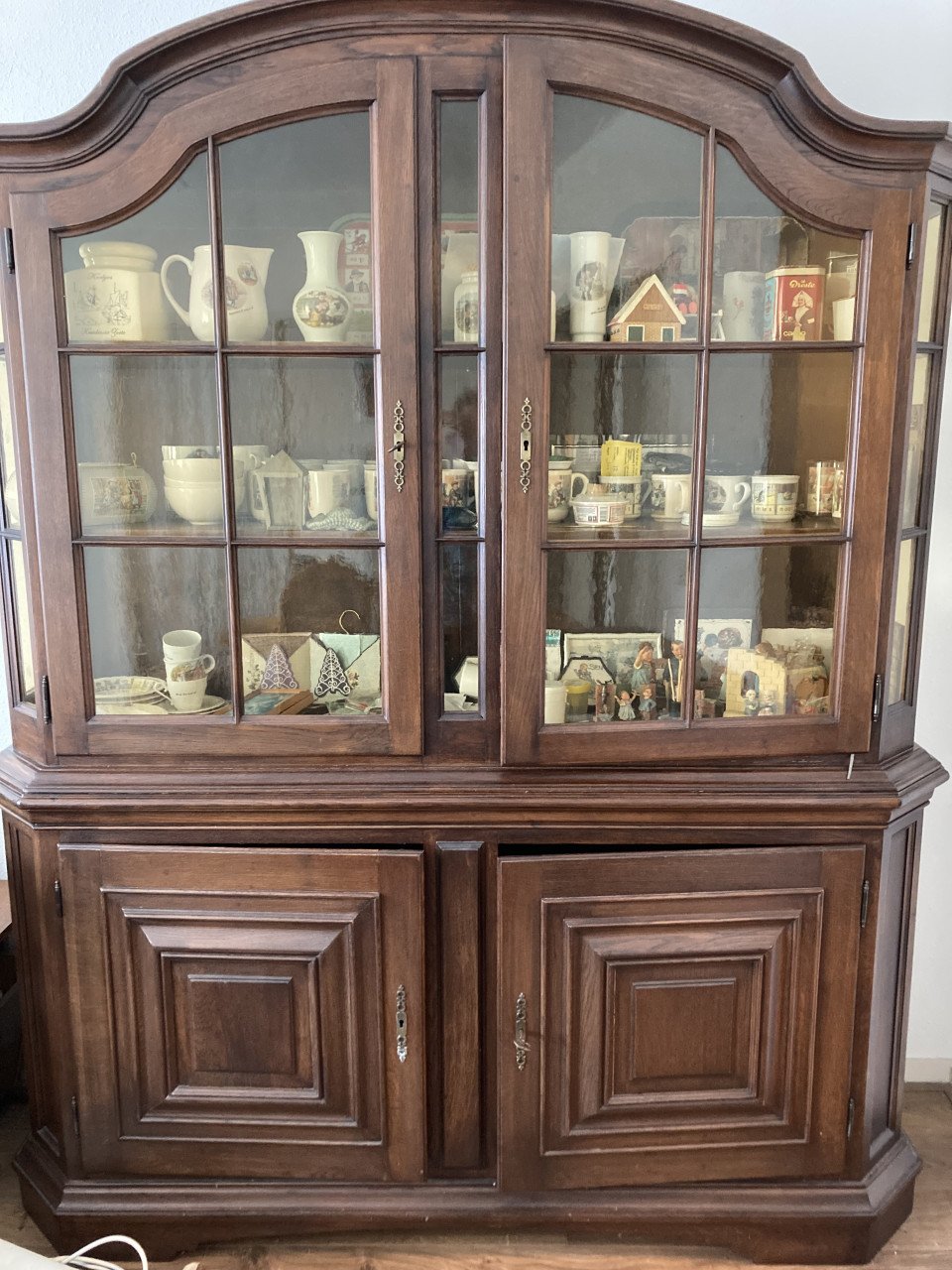 2 eikenhouten kasten en salon tafel