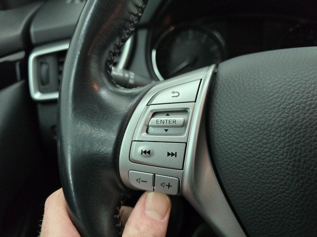 Nissan Qashqai occasion automaat 1.2 connect edition met parkeercamera en p