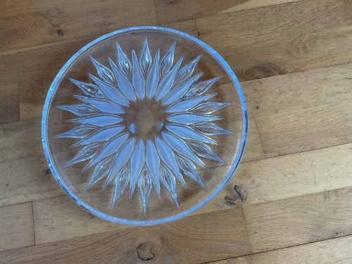 Mooie grote glazen schaal/bord doorsnede 31 cm. € 5