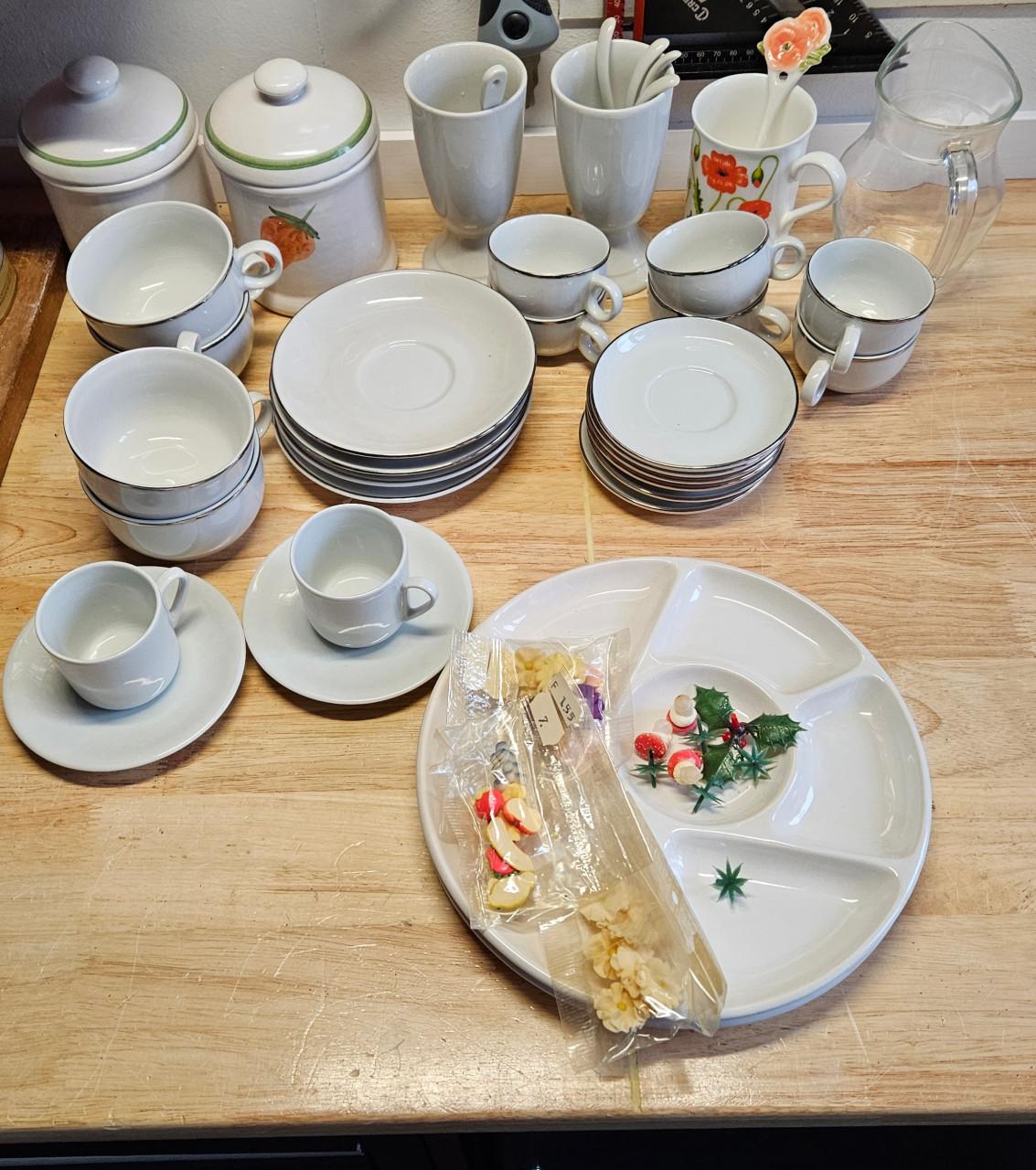 Kaarsen, kandelaars, serviesgoed, karaffen en glaswerk