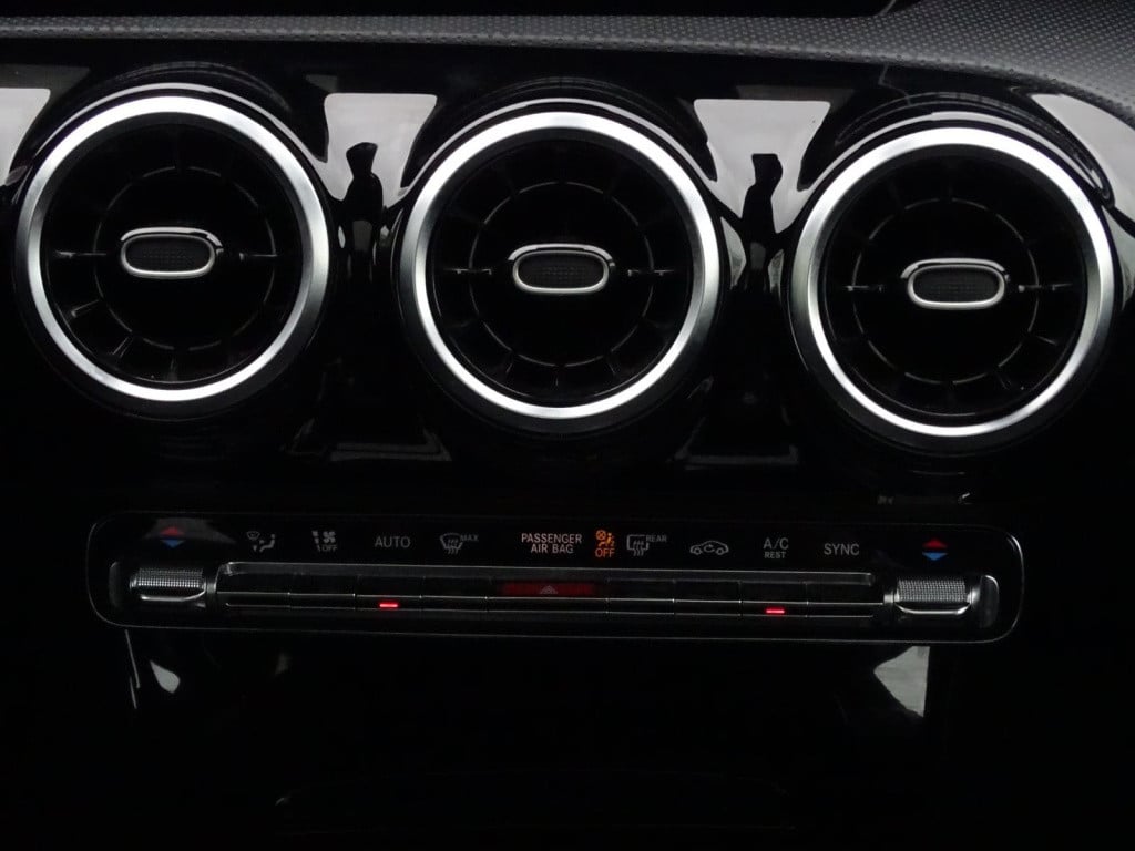 Mercedes-Benz A-Klasse 200 advantage | pano | 18" | led