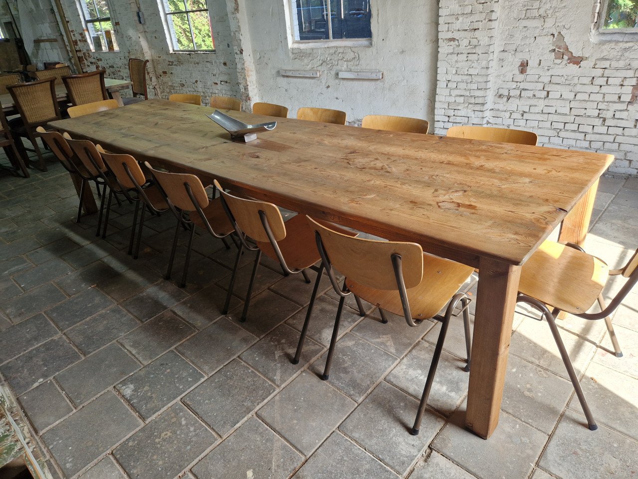 Stamtafel 360 cm met 14 stoelen
