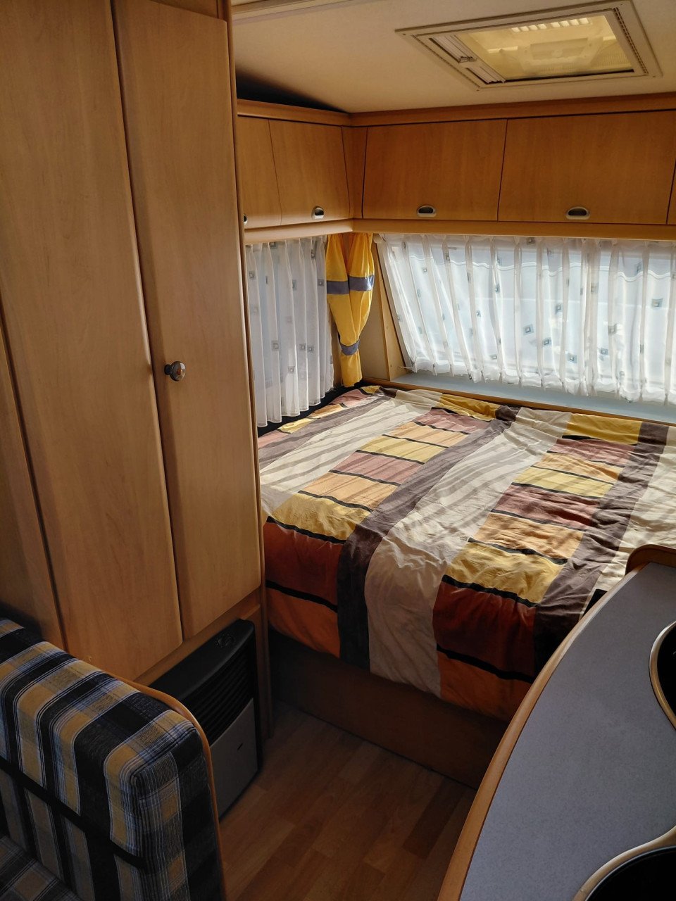 Hobby 400 SF (2001) met voortent en luifeltje