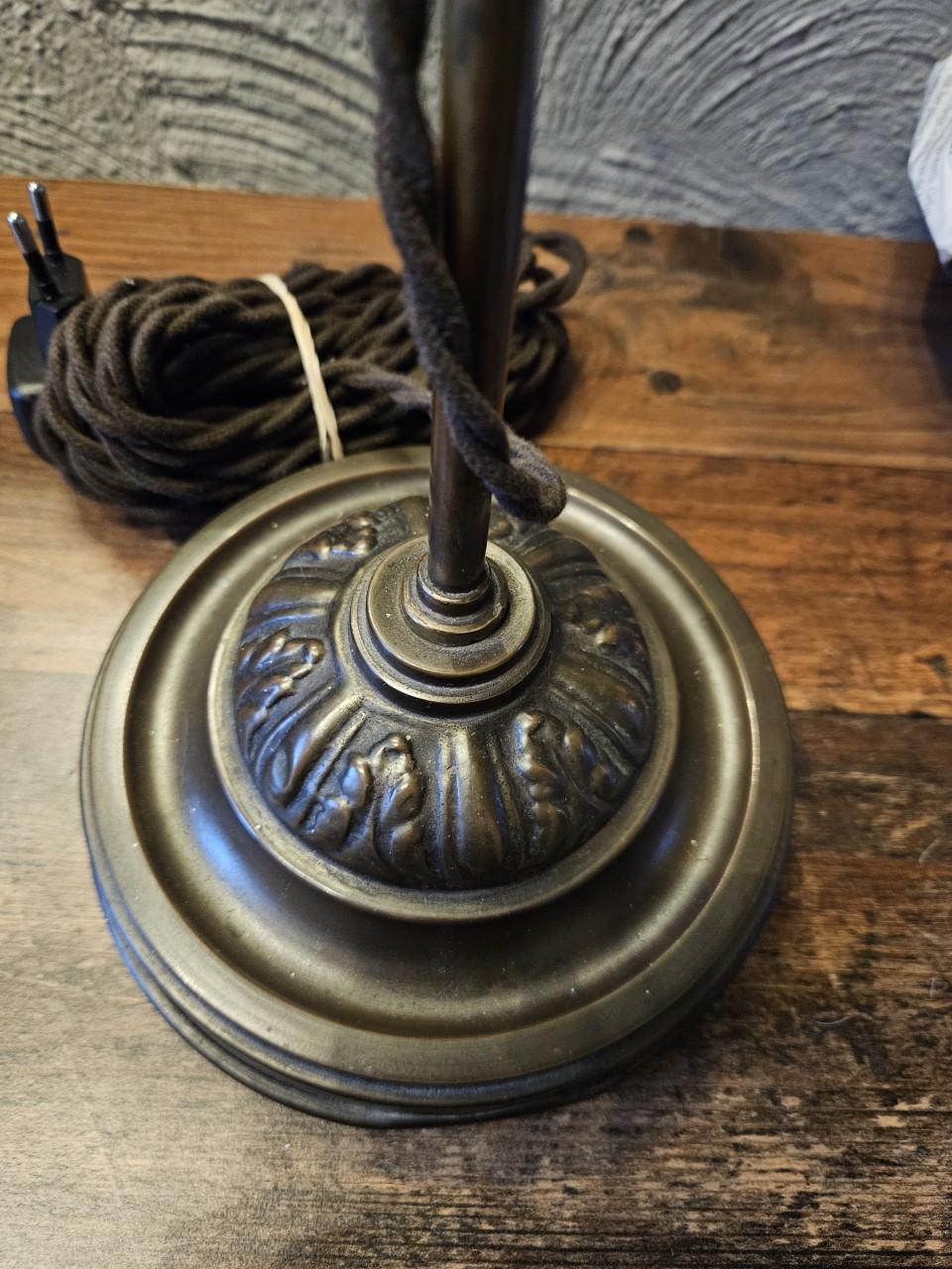 Antieke bronzen tafellamp met glazen kap, nette staat en werkend