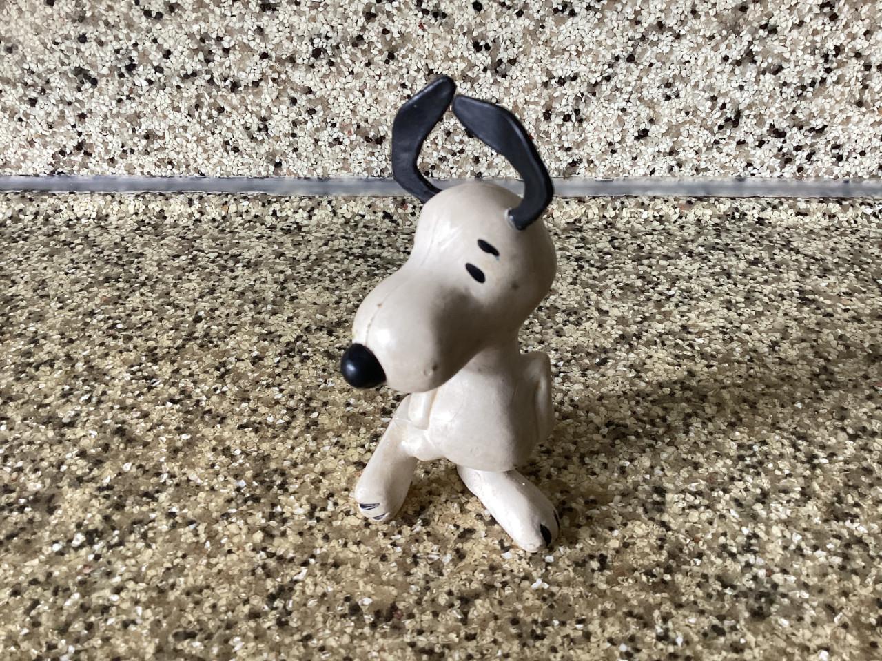 Verschillende Snoopy figuurtjes in rubber en puzzeltje in doosje. Stripboek