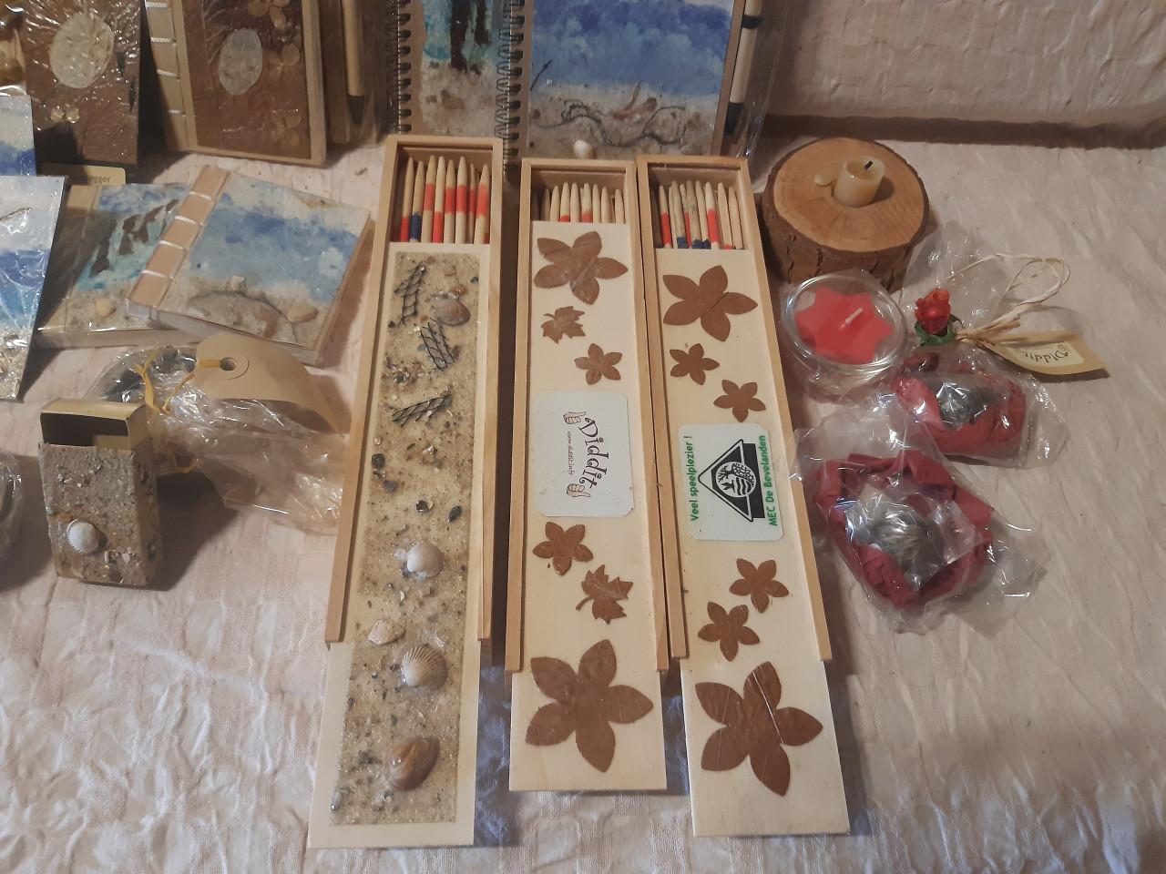 Doos met kleine cadeautjes voor Sinterklaas en Kerst