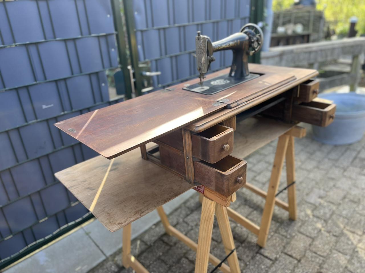 Singer Naaimaschine met houten kast en laden