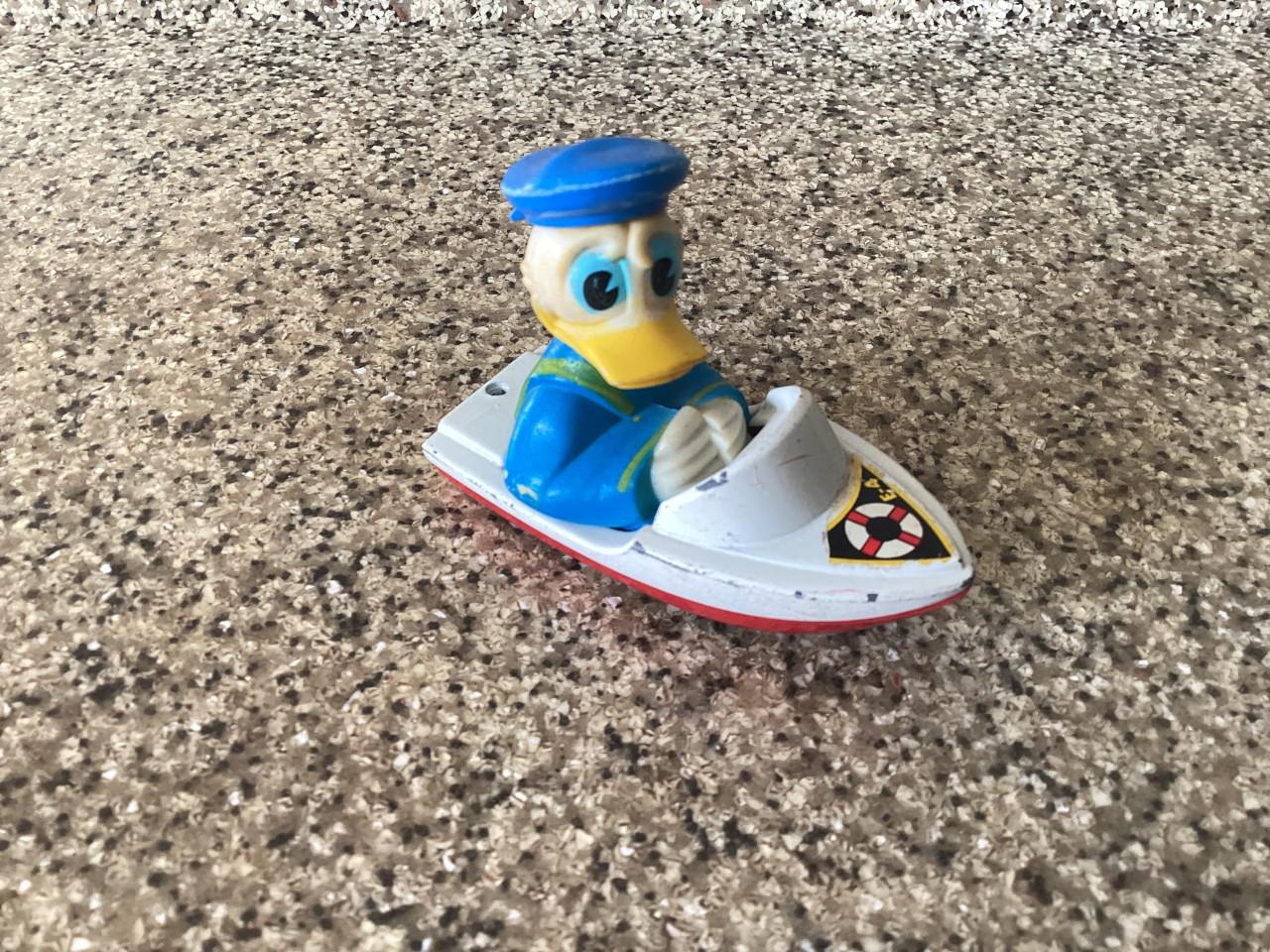 Donald Duck in bootje.  Merk: Guisval.   Spanje.
