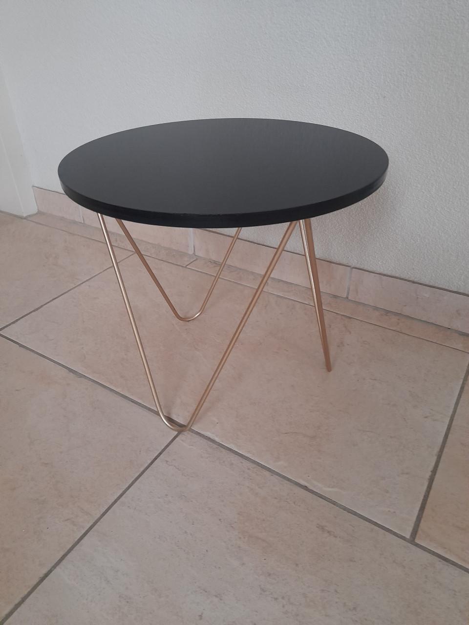 Bijzet tafeltje 35 doorsnede en 31 hoog (in goede nette staat )