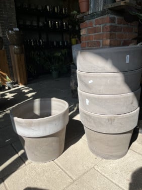 Stenen bloempot taupe incl. afwateringsgat 24,9 L